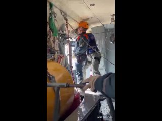 Спасатели и авиаторы МЧС России провели тренировку по десантированию из вертолета