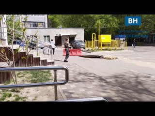 Огромная дыра в асфальте появилась на парковке в Воронеже