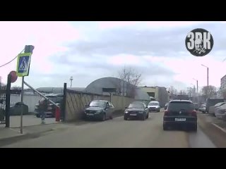 Шлагбаум ударил девушку по голове ЗВК Киров Злой водитель кировчанин