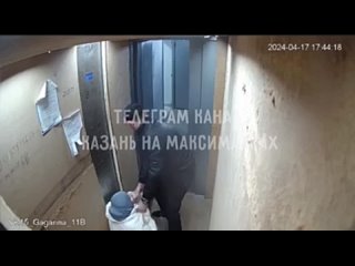 В Казани мужик избил жену в подъезде.