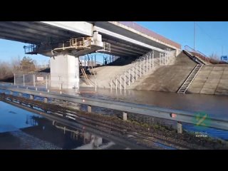 Курганец снял на видео резкое затопление дороги под Омским мостом