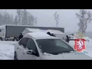 Уже 14 часов водители стоят в пробке на трассе Пермь  ЕкатеринбургНекоторые водители бросают фуры и легковые автомобили пря