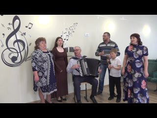 “На кануне перед праздничком“ - исполняет семья Зебницких, аккомпанирует Зебницкий Виктор Петрович.