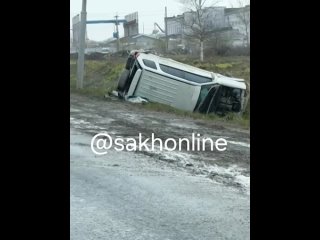 Еще один автомобиль в Южно-Сахалинске оказался в кювете