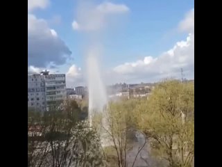 В Пролетарском районе Тулы из прорвавшейся трубы бьет водяной гейзер