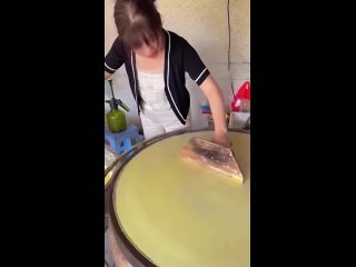 Гигантский японский омлет усуяки тамаго