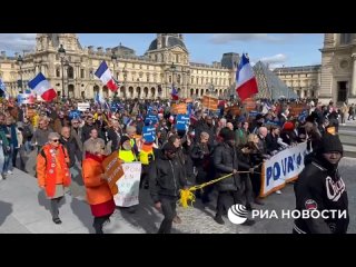 🇫🇷 Париж протестует против милитаристских амбиций Макрона.
