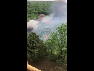 Публикуем ещё кадры с места пожара в Туапсинском районеНа одном из видео запечатлён момент взрыва в отеле.