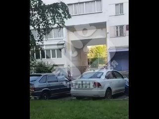 В Татарстане мужчина ударил мальчика, который на самокате наехал ему на ногу.   Ребёнок случайно врезался в пешехода,... (видео)