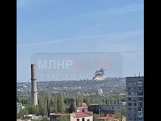Момент прилёта по центру Луганска.

На место выехали экипажи МЧС.

❤ Подписывайся на Mash на Донбассе

✅