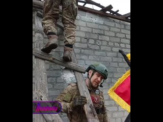 Русская армия зашла в Новобахмутовку в ДНР  над одним из зданий села развеваются флаги наших бойцов