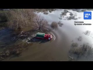 Пострадавших от наводнения спасают на вездеходах Курганмашзавода