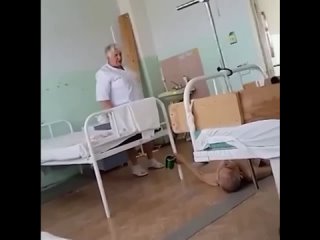 В одной из больниц Волгограда сотрудница травматологического отделения грубо толкнула пожилого мужчину, который упал с постели.