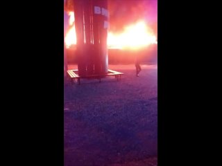 Туристы остались без вина! 😱🍷  В соседней Абхазии в поселке Бзыбь произошло возгорание на территории Винного двора.... (видео)