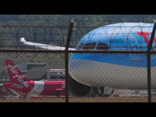 Дримлайнер Боинг 787 чартерной авиакомпании TUI Airways выруливает на исполнительный, аэропорт Пхукет.