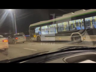 В Красноярске в аварии на Октябрьском мосту пострадал мужчина