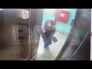 Позорное ограбление из Ленинградской области: парень в лифте отнял телефон у маленькой девочки
