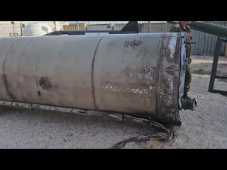 Израильские военные показали обломки сбитой иранской баллистической ракеты, боевая часть которой массой 500 кг.