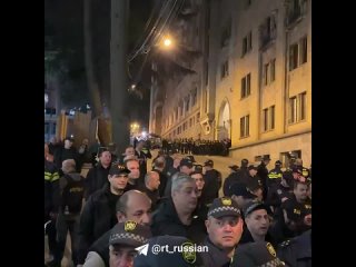 Обстановка в Тбилиси: выступающие против закона об иноагентах свистят у здания грузинского парламента
