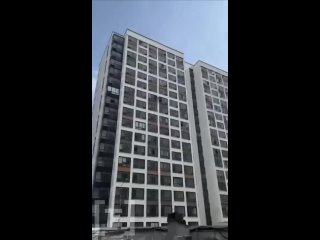 В Екатеринбурге мужчина без страховки перелез через балкон на 11-м этаже, чтобы вызволить запертую на лоджии пенсионерку