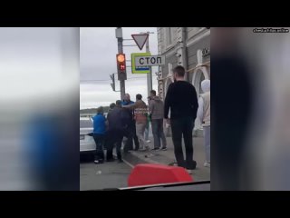 Любовные разборки в Нижнем Новгороде  Ранним утром мужчина пытался увезти пьяную девушку из ночного