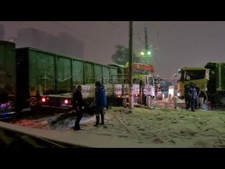 Столкновение поезда и грузовика произошло на ж/д переезде на юге Москвы