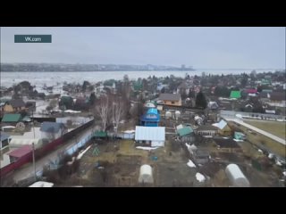 Вода размывает дамбу у Коммунального моста в Томске и затопила близлежащую дорогу. Уже более 80 человек эвакуированы из сел окол