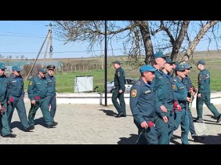 Сотрудники МЧС России облагородили памятник в Сакском районе