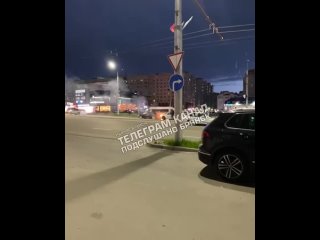 Горящее такси в Брянске, в котором пострадал человек, попало на видео