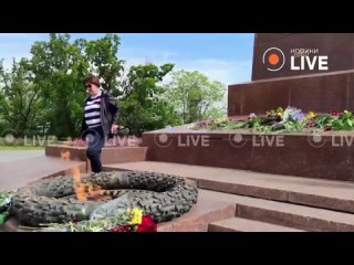 Не смотря ни на что! Одесситы с утра несут цветы к памятнику неизвестному матросу в честь Дня Победы