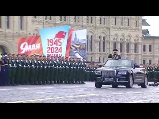 Il ministro della Difesa Sergei Shoigu attraversa la Piazza Rossa salutando il personale militare