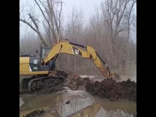 При помощи экскаватора на одной из улиц Оренбурга пытаются спасти дамбу от размыва