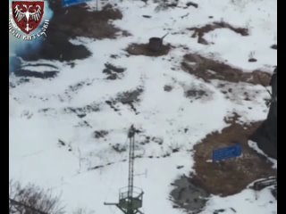 Још један снимак јединице Руске гарде која чува н државну границу Рисији. Овог пута, ловци су ФПВ-ом погодили антену упозорења п