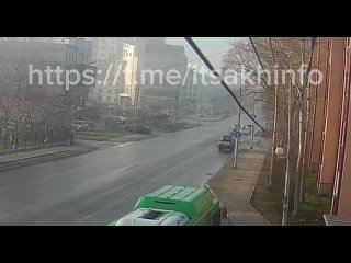 В Южно-Сахалинске водитель седана на высокой скорости влетел в другой автомобиль