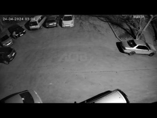 Мужчина ночью стянул “светлячки“ с авто в Южно-Сахалинске, но попал на видео