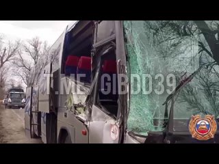 В Балтийском округе туристический автобус получил удар башней экскаватора, пострадал пассажир