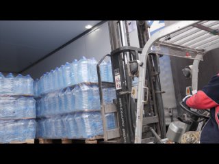 Сегодня из Тюмени направлен гуманитарный груз жителям Оренбурга. В грузовике  более 17 000 литров питьевой воды, которые будут