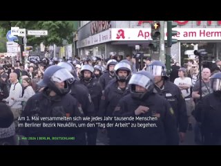 Satanisten-Flagge trifft auf deutsche Fahne whrend 1. Mai-Demonstration in Berlin