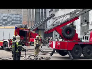 Пожар на заводе «Эникмаш-В» успешно потушили

Из задымленного здания, вынесли 4 пропановых и 1 кислородный баллоны.