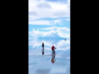 Салар-де-Уюни Это высохшее солёное озеро на юге пустынной равнины Альтиплано, на высоте около 3650 метров над уровнем моря.