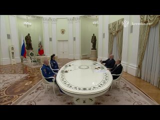 Владимир Путин иБелоруссии Александр Лукашенко встретились сучастниками 21-й экспедиции Олегом Новицким и Мариной Василевской.