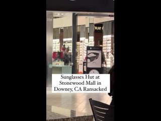 Ничего необычного. Просто отчаянные дамы среди бела дня спокойно выносят магазин солнцезащитных очков в торговом центре Калифорн