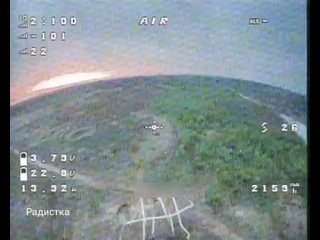 Пилот FPV-дрона поражает украинскую БМП Marder.