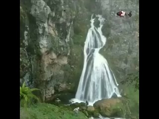 Водопад «Перуанская невеста», Перу 🇵🇪

Свое название получил за счет того, что вода, падая вниз, вырисовывает силуэт женщины в п