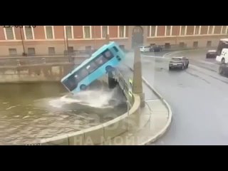 жуткие новости  Автобус упал в реку Мойку в Санкт-Петербурге после ДТП
