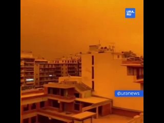 Небо над Грецией стало оранжевым из-за африканской пыли. Издание Proto Thema сообщает, что люди стали массово обращаться к врача