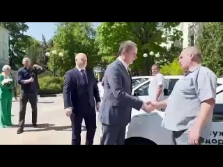 Вячеслав Гладков вручил ключи от новых автомобилей медицинским организациям.