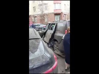 😳 Взрыв в Москве

В столице произошёл подрыв  автомобиля Toyota Land Cruiser Prado, когда его владелец сел в машину и завёл двиг