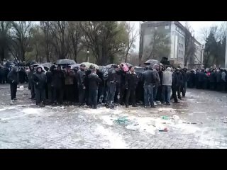 Запорожье, 13 апреля 2014 года. Аллея Боевой Славы.
300 запорожцев против “Правого сектора“