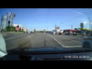 Сегодня в 16:38. Поворачивая с Зольной ул. на Дальневосточный пр. по стрелке водитель красного Focus не заметил... (видео)